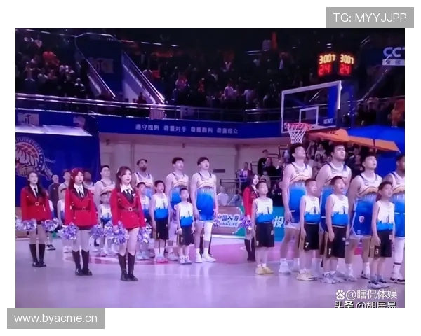 足球队员在CBA看球的图片：篮球与足球交融的瞬间